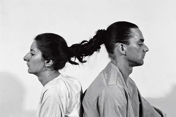 Marina Abramovich e Ulay na performance "Relações no Tempo", 1977. Still do filme "Marina Abramovich: Na Presença do Artista"