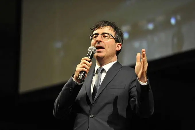 ภาพถ่ายของ John Oliver: Steve Jennings สำหรับ TechCrunch / Wikimedia Commons