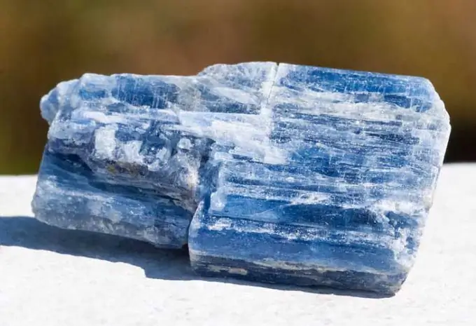 Cianite: proprietà della pietra, aspetto, compatibilità con i segni dello zodiaco