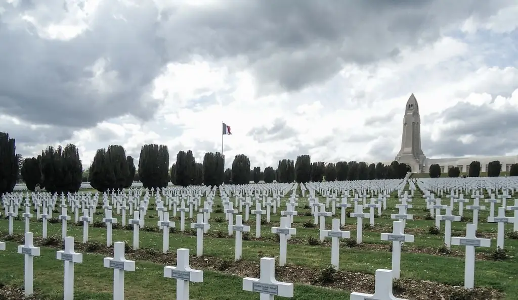 สุสานพี่น้องและห้องใต้ดินเหนือ Fort Duumont ในเมือง Verdun ในฝรั่งเศส