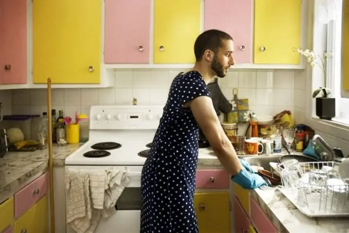 Waarom wordt aangenomen dat schoonmaken, koken en wassen een vrouwenzaak is?