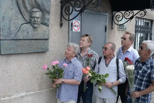 Die Enthüllung einer Gedenktafel an der Wand eines Hauses in Lipezk, in dem Vladimir Pakhomov lebte