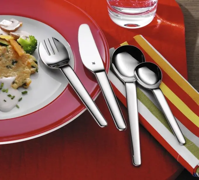 Jinsi ya kushikilia cutlery