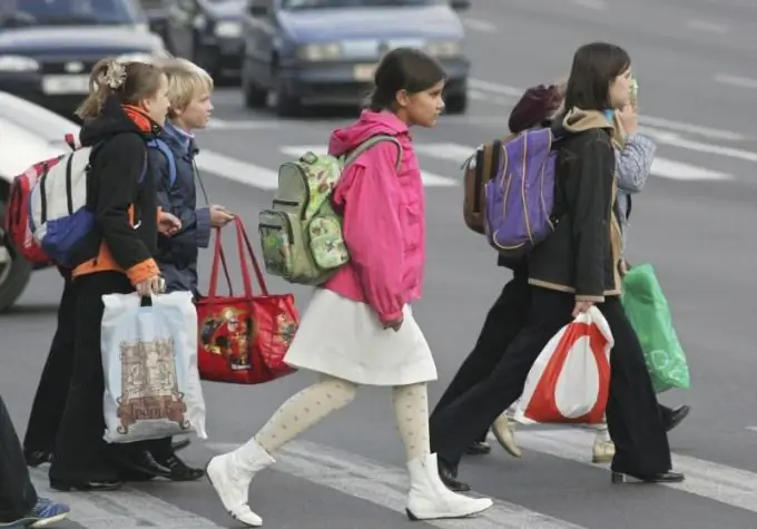 Hoe kan een kind de weg oversteken?