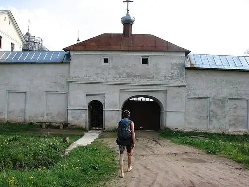 Paano pumunta sa isang monasteryo