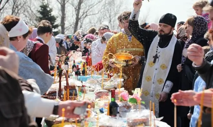 عند المباركة كعك عيد الفصح والبيض