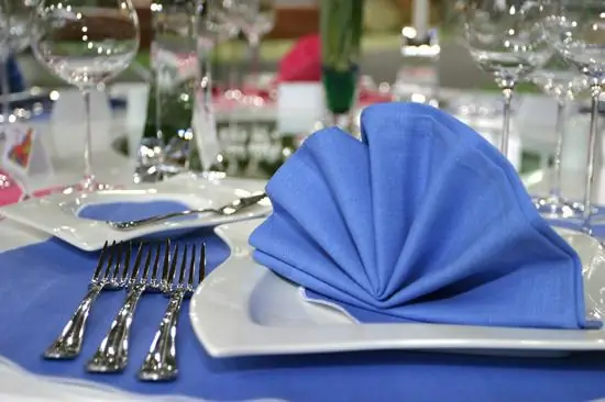 How to decorate a table with napkins