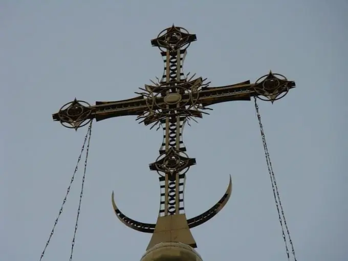 Cruz y media luna en la cúpula del templo