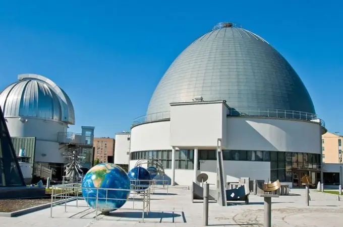 Vim li cas thiaj muaj qhov txhuav ntawm Moscow Planetarium