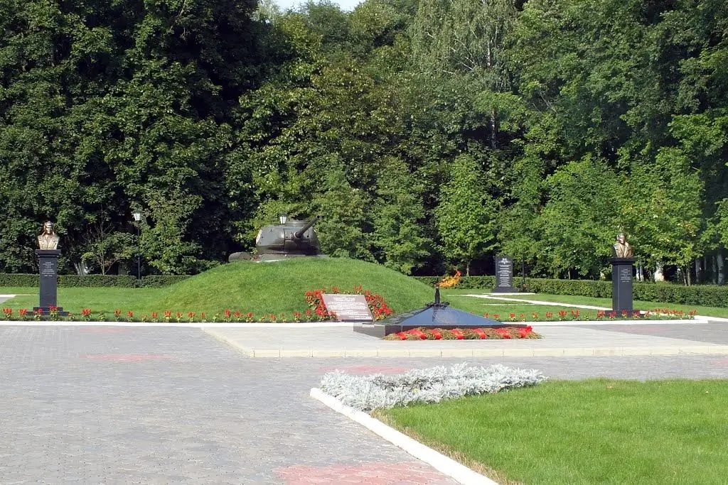 Memorialinis kompleksas, skirtas pirmųjų gvardiečių tankininkams, suprojektuotas Valerijaus Michejevo