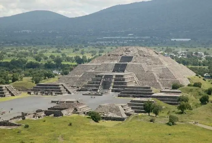 Waar is de piramide van de maan en de zon?